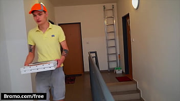 (Jamie Owens) Delivers The Pizza In The Exact Moment (Jerom)E Is Horny Wants To Masturbate - Bromo free video