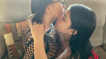 Encuentro A Mis Hijastras Te3Niendo Sexo Y Me Masturbo Por Ellas free video