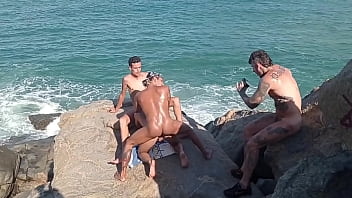 Levando Leitada Dos Amigos Na Pedra Da Praia De Abricó (Completo No Red) free video