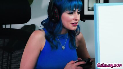 Charly Eats Out Jewelz Pussy While Playing Games free video